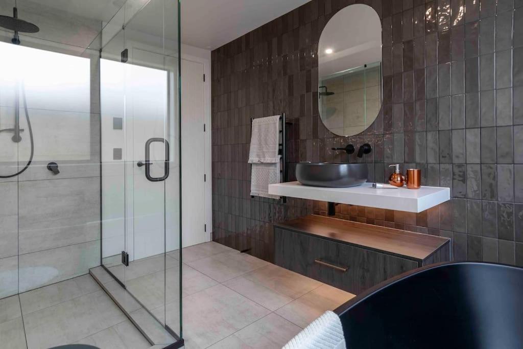 Вилла Luxury Escape In Cbd - Walking Distance To Town Тауранга Экстерьер фото