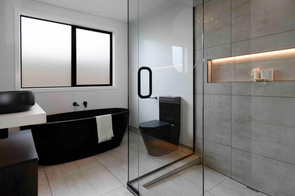 Вилла Luxury Escape In Cbd - Walking Distance To Town Тауранга Экстерьер фото